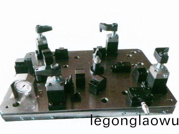 齿轮室罩(zhao)盖液压夹具